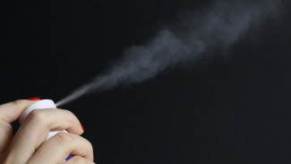 На астраханку завели дело за распыление баллончика в глаза полицейскому