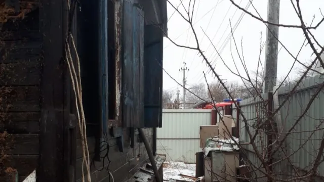 В Астрахани при пожаре в доме пострадали женщина и девушка