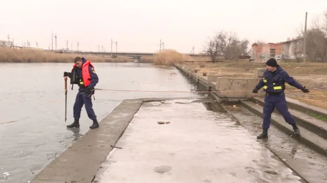 В Астрахани произвели замеры толщины льда на водоёмах