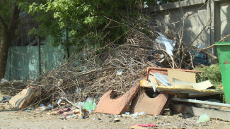 Крупногабаритный мусор продолжает скапливаться во дворах астраханцев