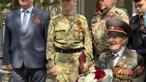 Росгвардейцы провели "Парад у дома ветерана" в Астрахани