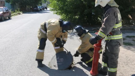Астраханские огнеборцы ведут сезонную проверку городских гидрантов
