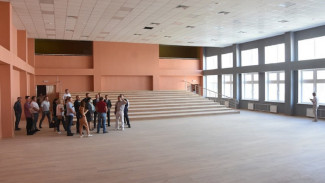 В Астрахани депутаты проверили строящиеся школу и детский сад