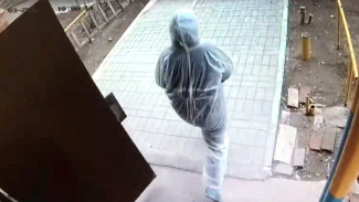 В Астрахани разыскивают женщину, напавшую на пенсионерку под видом соцработника