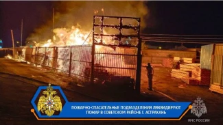 В Астрахани сгорели лесобаза и автомобили