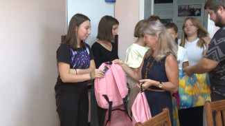 В Астрахани православные волонтёры помогли собрать в школу детей-сирот