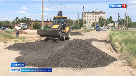 В Астрахани дорожники подсыпят инертным материалом 13 улиц