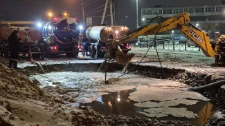 В Астрахани коммунальщики с ночи устраняют аварию на магистральном водоводе