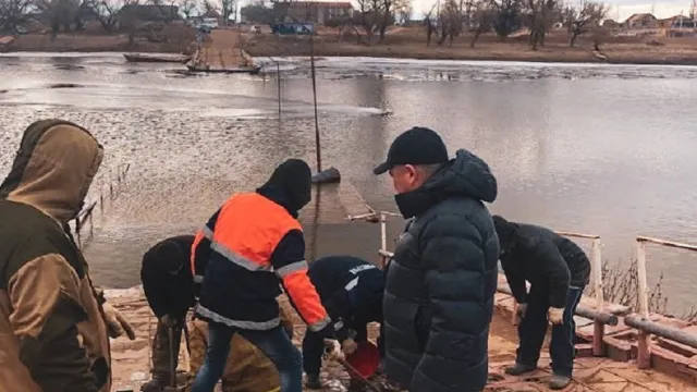 На реке Кривой Бузан вытащили 2 из 5 подтопленных звеньев понтона