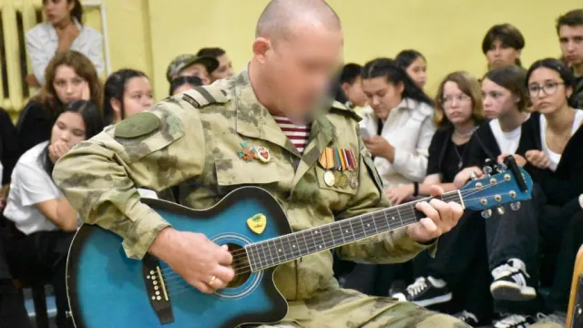 Ветеран СВО из Астраханской области встретился со школьниками