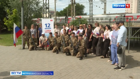 В Астрахани в парке прошло торжественно-парадное дефиле с показом военно-прикладных навыков