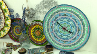 Астраханка проводит мастер-классы по точечной росписи