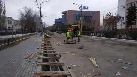 В Астрахани на улице Ленина устанавливают дождеприёмные лотки