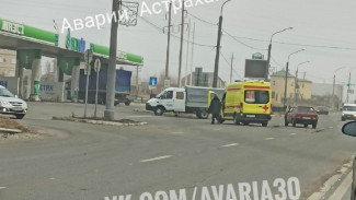 В Астрахани машина скорой помощи столкнулась с «Девяткой»