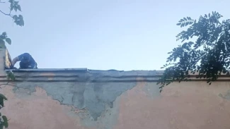 В Астрахани спасатели устранили угрозу падения кровли в детском саду 