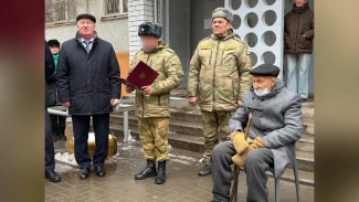 В Астрахани росгвардейцы провели торжественное построение у дома участника Сталинградской битвы