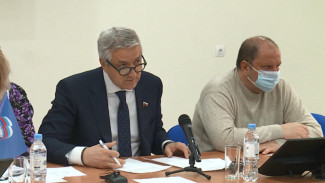 Леонид Огуль взял на контроль проблемы астраханских садовых товариществ 