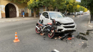 В Астрахани в ДТП на Свердлова пострадал мотоциклист и его пассажир