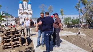 Глава Астрахани проинспектировал ход благоустройства сквера