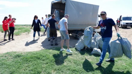 Астраханские активисты и школьники собрали 70 мешков мусора с берега Волги
