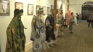 В Астрахани открылась выставка «Искусство театрального костюма»