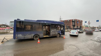 В Астрахани местная жительница пострадала при экстренном торможении автобуса