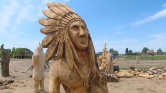 Астраханский фермер создаёт деревянные скульптуры и украшает ими своё село
