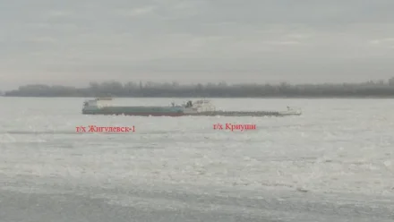 Завтра в Астраханской области ледокол приступит к проводке застрявших судов