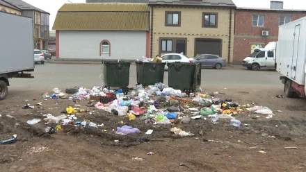 Астраханцы пожаловались губернатору на мусор у контейнерных площадок