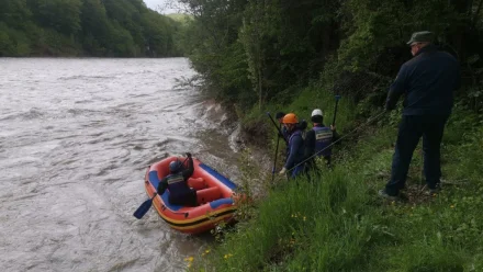 Двоих астраханцев разыскивают в Адыгее после падения в горную реку