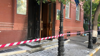 Мужчина получил ожоги во время поджога двери думы Астраханской области