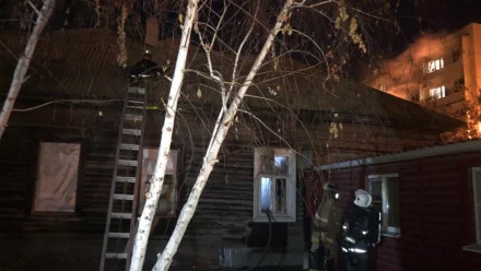 При пожаре в квартире в Астрахани пострадала 79-летняя женщина