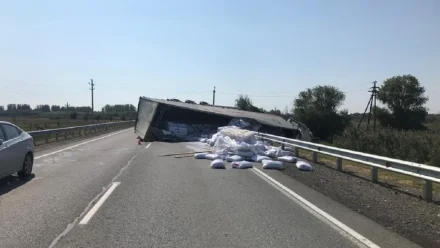 Под Астраханью грузовик врезался в ограждение и перевернулся, водитель погиб