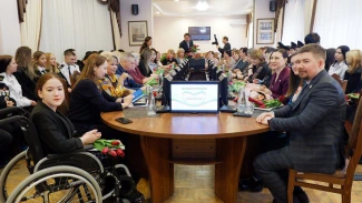 В Астрахани открылась фотовыставка женских портретов к 8 Марта