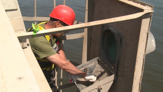 В Астрахани обновили освещение Нового моста для прохождения судов