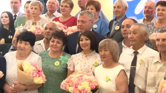 В Астрахани 17 супружеских пар наградили медалями «За любовь и верность»