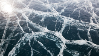 Под Астраханью мужчина на мотороллере провалился под лёд и погиб