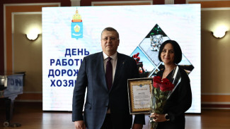 В Астрахани наградили работников дорожного хозяйства в честь праздника