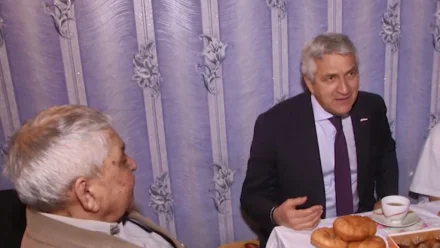 Леонид Огуль поздравил астраханского ветерана с 90-летним юбилеем