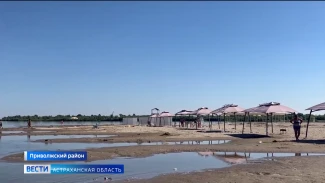 В Астрахани Ассадулаевский пляж частично ушёл под воду 