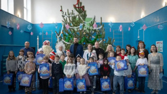 Детей из ЛНР посетили астраханские Дед Мороз и Снегурочка