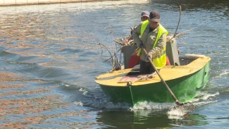 Десятки кубометров мусора извлекают из астраханских каналов
