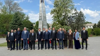 Дипломаты Прикаспийских стран возложили цветы к Вечному огню в Астрахани