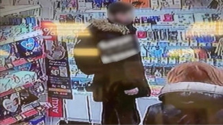 Житель Астрахани подарил девушке на Новый год украденные духи