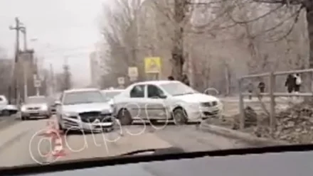 В Астрахани на улице 11-й Красной Армии автоледи пострадала в ДТП