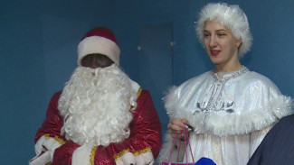 В Астраханской области Дед Мороз и Снегурочка вручают подарки врачам ФАПов