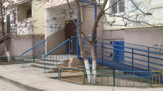 Леонид Огуль помог установить в многоэтажке пандус для девочки-инвалида 