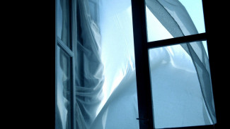 В Астрахани на улице Космонавтов 32-летний мужчина выпал из окна