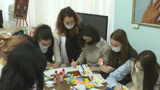 В Астрахани будущие графические дизайнеры создали свою футуристическую книгу