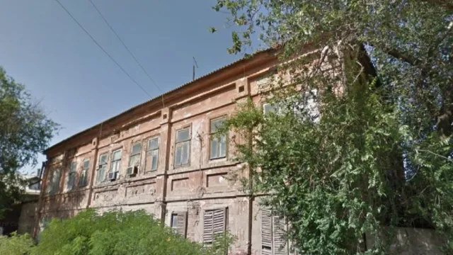 На улице Кирова в Астрахани снесли заброшенный двухэтажный дом